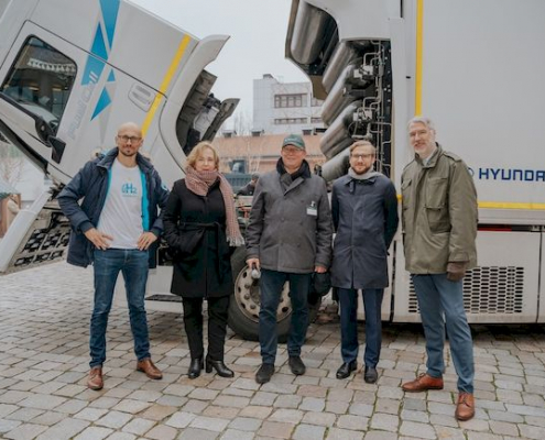 Hydrogen truck stop on the EUREF-Campus in Berlin with (from left) Nikolas Iwan (H2 Mobility), Karin Teichmann (EUREF), Dr Ludger Hellenthal (H2 GreenPowerLog), Dr Lars Dietrich (Federal Ministry of Transport and Digital Infrastructure) and Kurt-Christoph von Knobelsdorff (NOW)