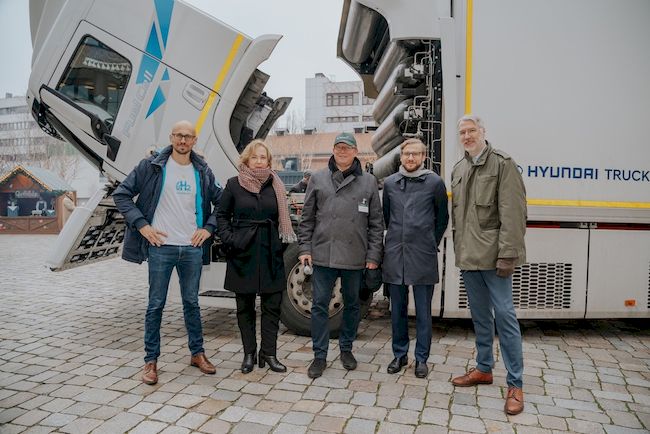 Hydrogen truck stop on the EUREF-Campus in Berlin with (from left) Nikolas Iwan (H2 Mobility), Karin Teichmann (EUREF), Dr Ludger Hellenthal (H2 GreenPowerLog), Dr Lars Dietrich (Federal Ministry of Transport and Digital Infrastructure) and Kurt-Christoph von Knobelsdorff (NOW)