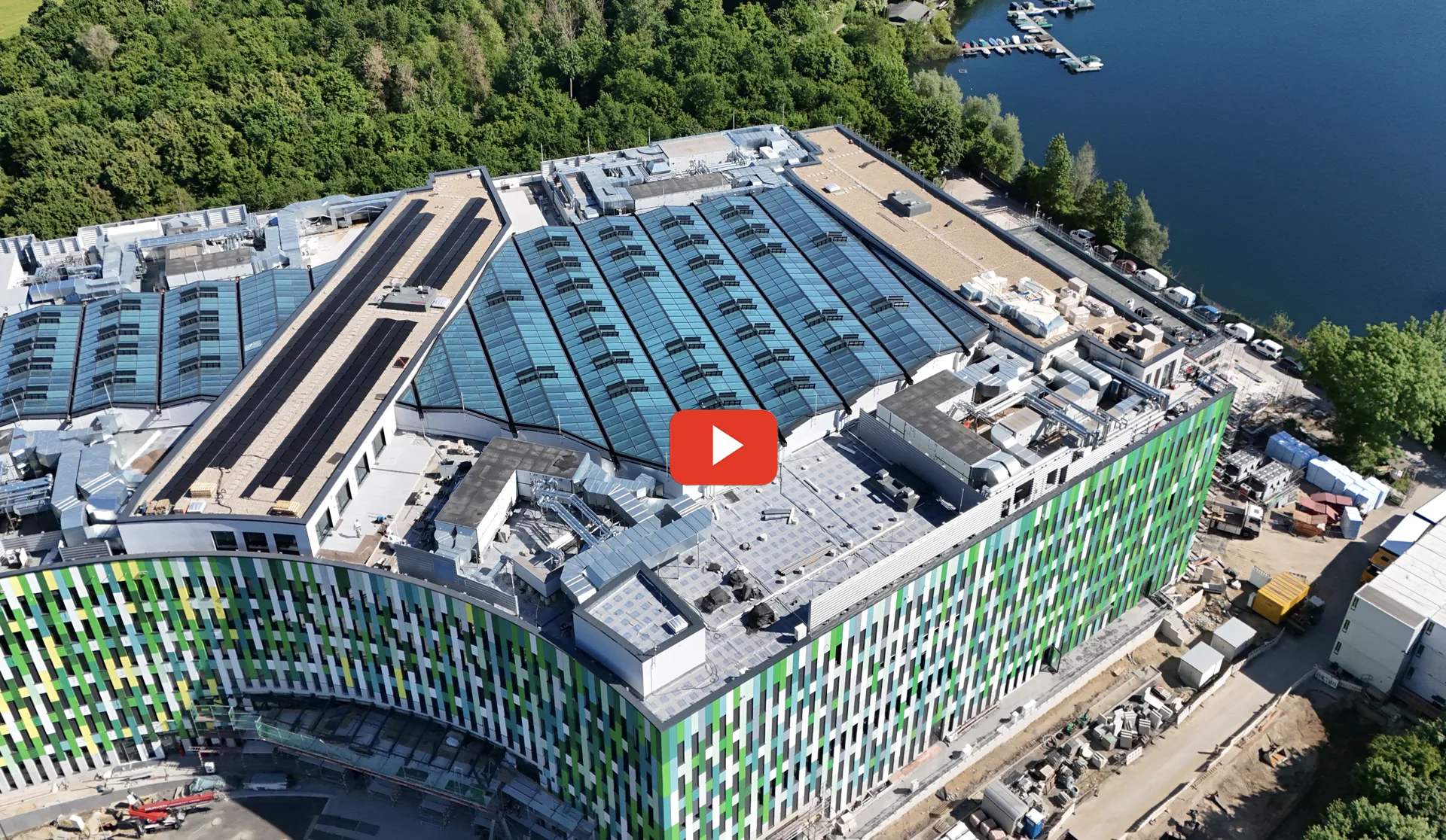 Luftaufnahme des künftigen Campus mit Youtube Button Symbol