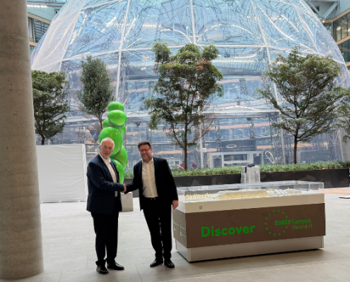 Vertragsunterzeichnung mit Cyclomedia zwischen Geschäftsführer Markus Wissmann und EUREF-Gründer Reinhard Müller.