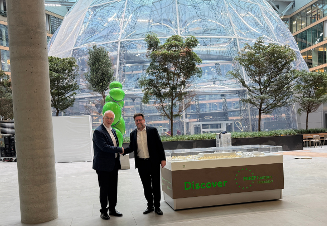 Vertragsunterzeichnung mit Cyclomedia zwischen Geschäftsführer Markus Wissmann und EUREF-Gründer Reinhard Müller.