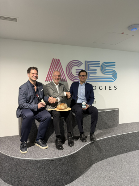 Übergabe von Brot und Salz an AGES durch Reinhard Müller